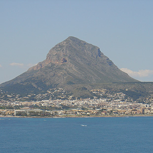 El Montgó,  acantilados junto a la Reserva Marina