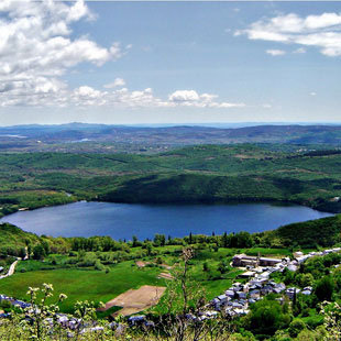 Lago de Sanabria, belleza glaciar natural radiante